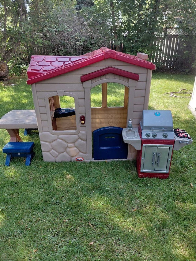 Little Tikes Outdoor Playhouse with BBQ Grill & Picnic Table
