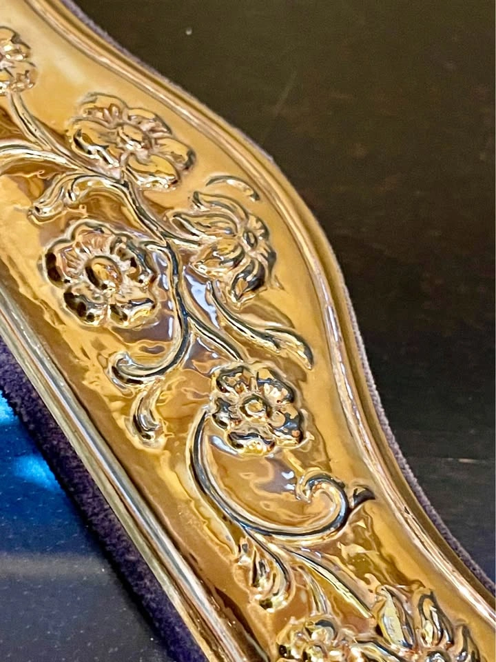Vintage Floral Repoussé Gold-Toned Picture Frame - photo 3