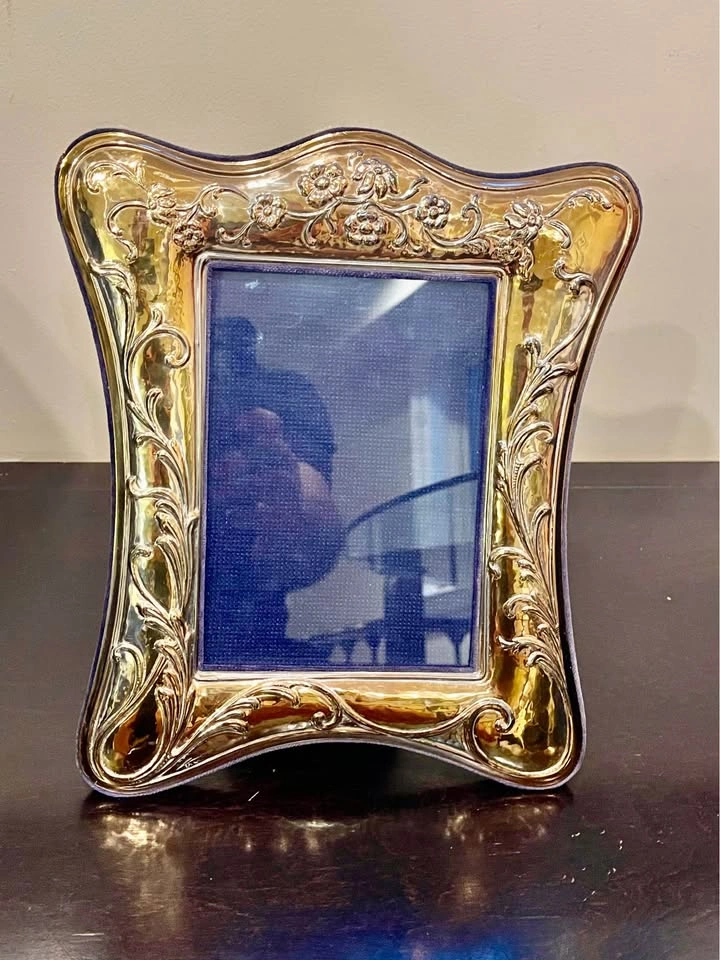 Vintage Floral Repoussé Gold-Toned Picture Frame - photo 5