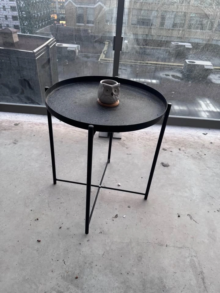 Black Metal Tray Table and Wooden Folding Chair - photo 2