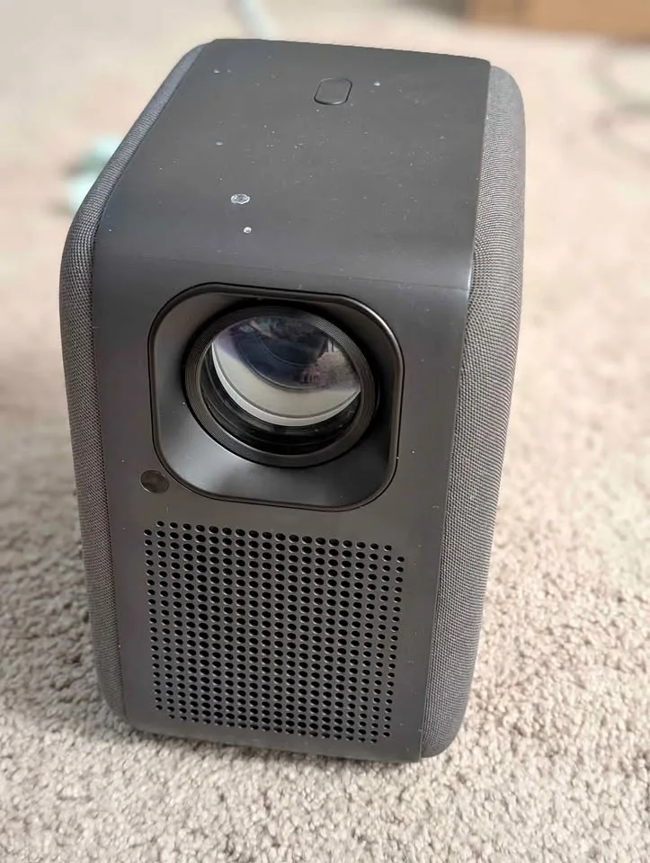 Projector for parts/ doesn't work thumbnail
