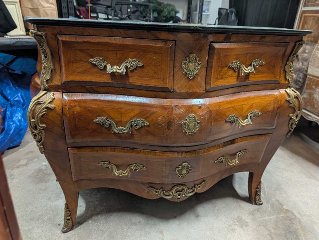 Early 20th-Century French Rococo-Style Bombé Tombeau Commode