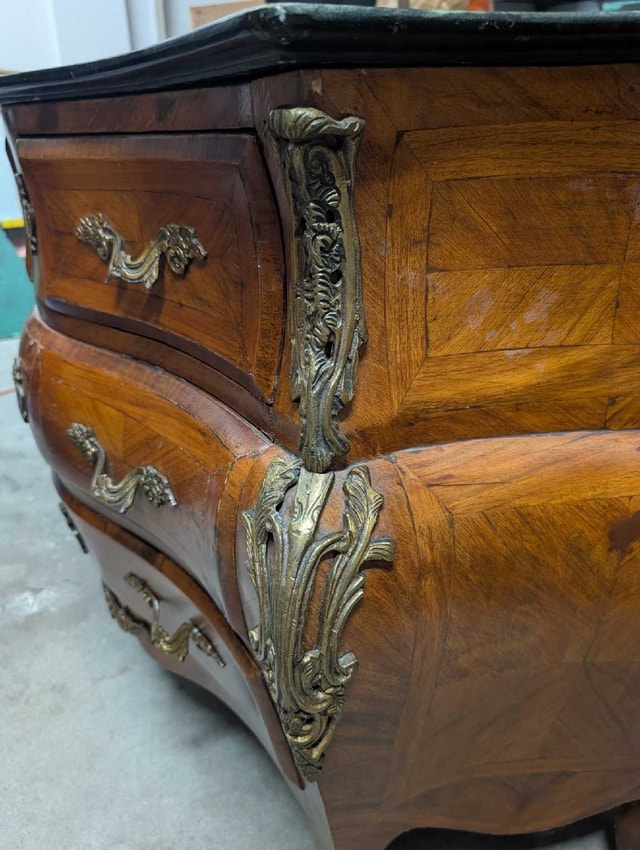 Early 20th-Century French Rococo-Style Bombé Tombeau Commode - photo 3