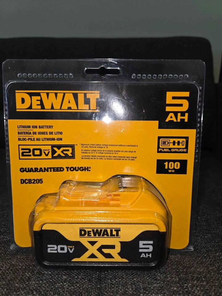 DeWalt 20V MAX Lithium Ion Battery and Charger Set - photo 2