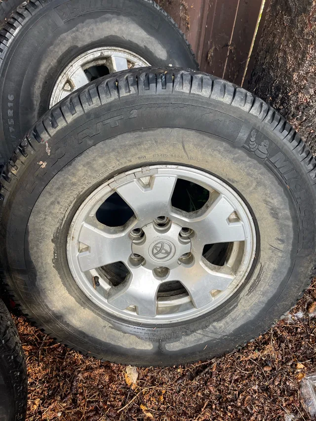 4-16” Toyota truck rims image indicator(2)