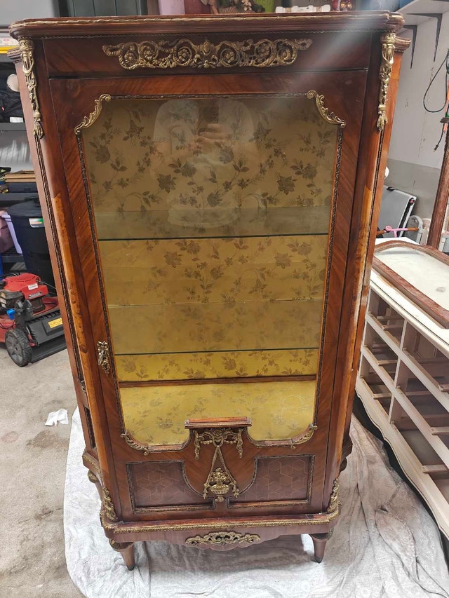 Antique French Louis XV / Rococo Vitrine — Original key