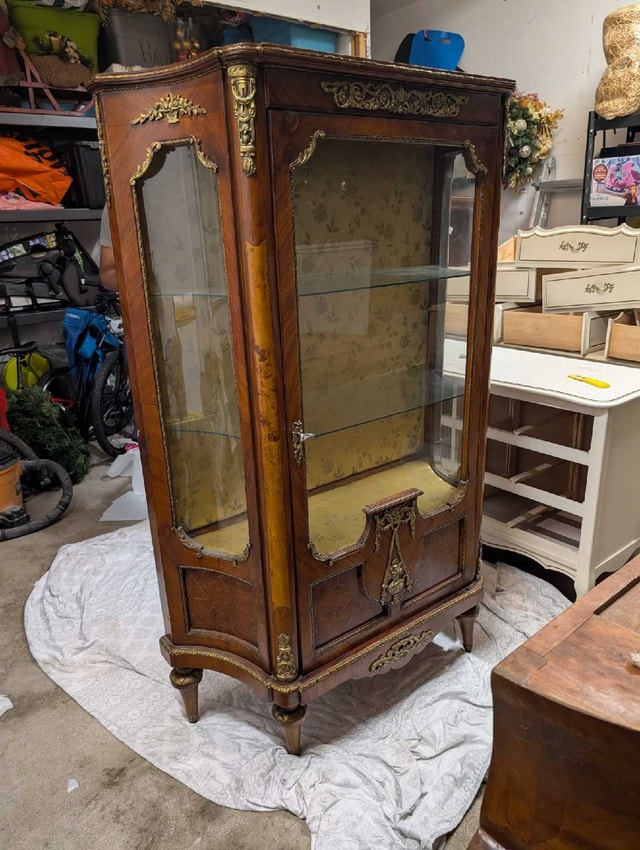 Antique French Louis XV / Rococo Vitrine — Original key - photo 4