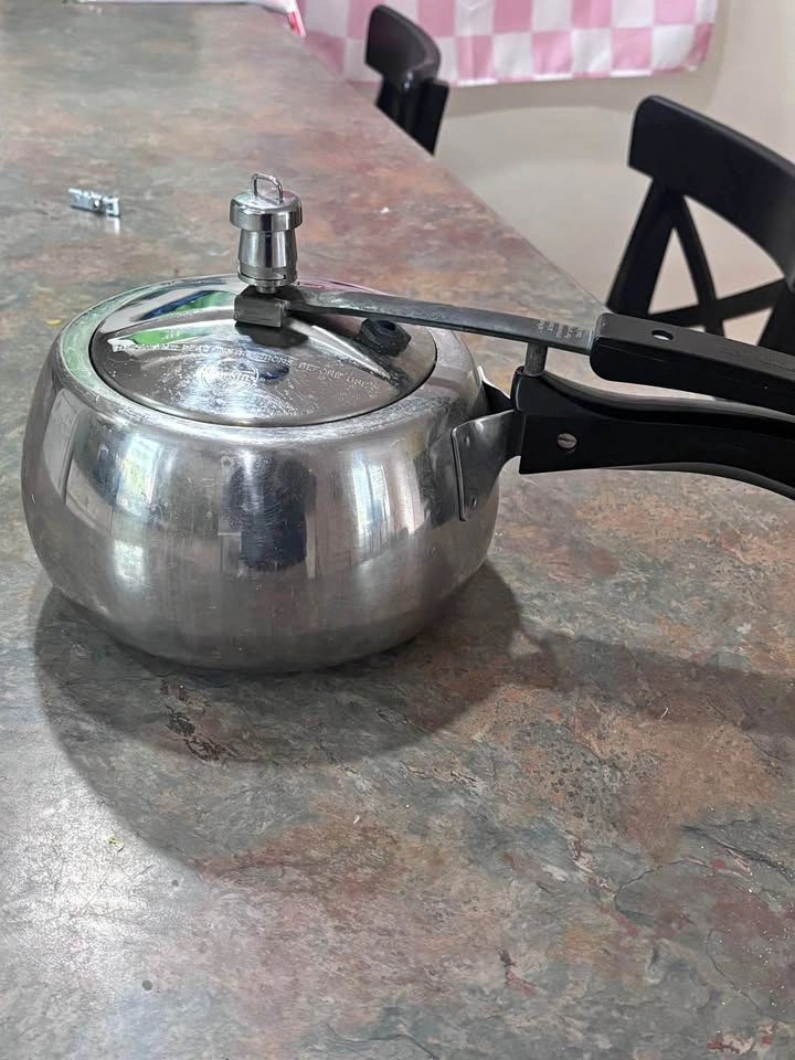 Hawkins Contura Pressure Cooker 3 ltr