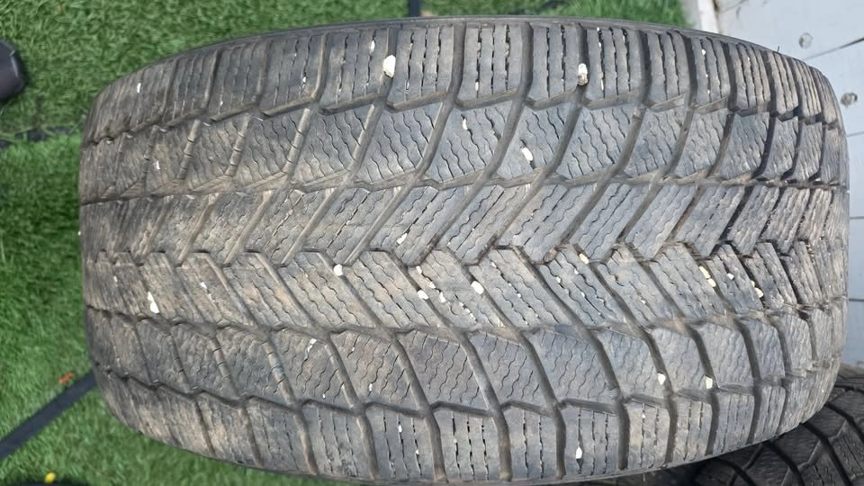 Two 275/40/20 Michelin winter tires 90% tread, like new - photo 4