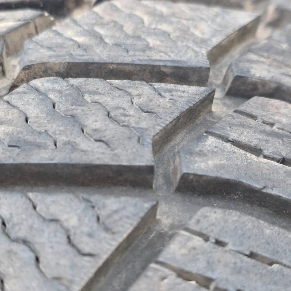 Two 275/40/20 Michelin winter tires 90% tread, like new - photo 5