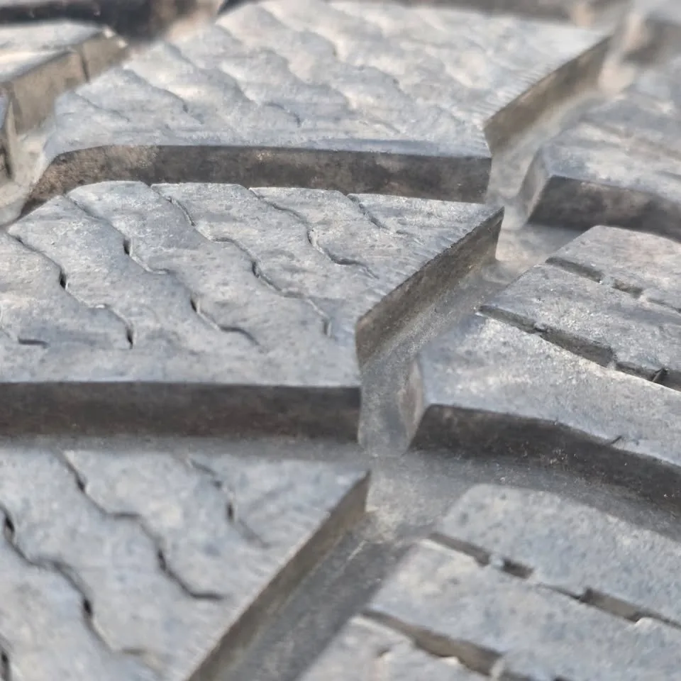 Two 275/40/20 Michelin winter tires 90% tread, like new - photo 5