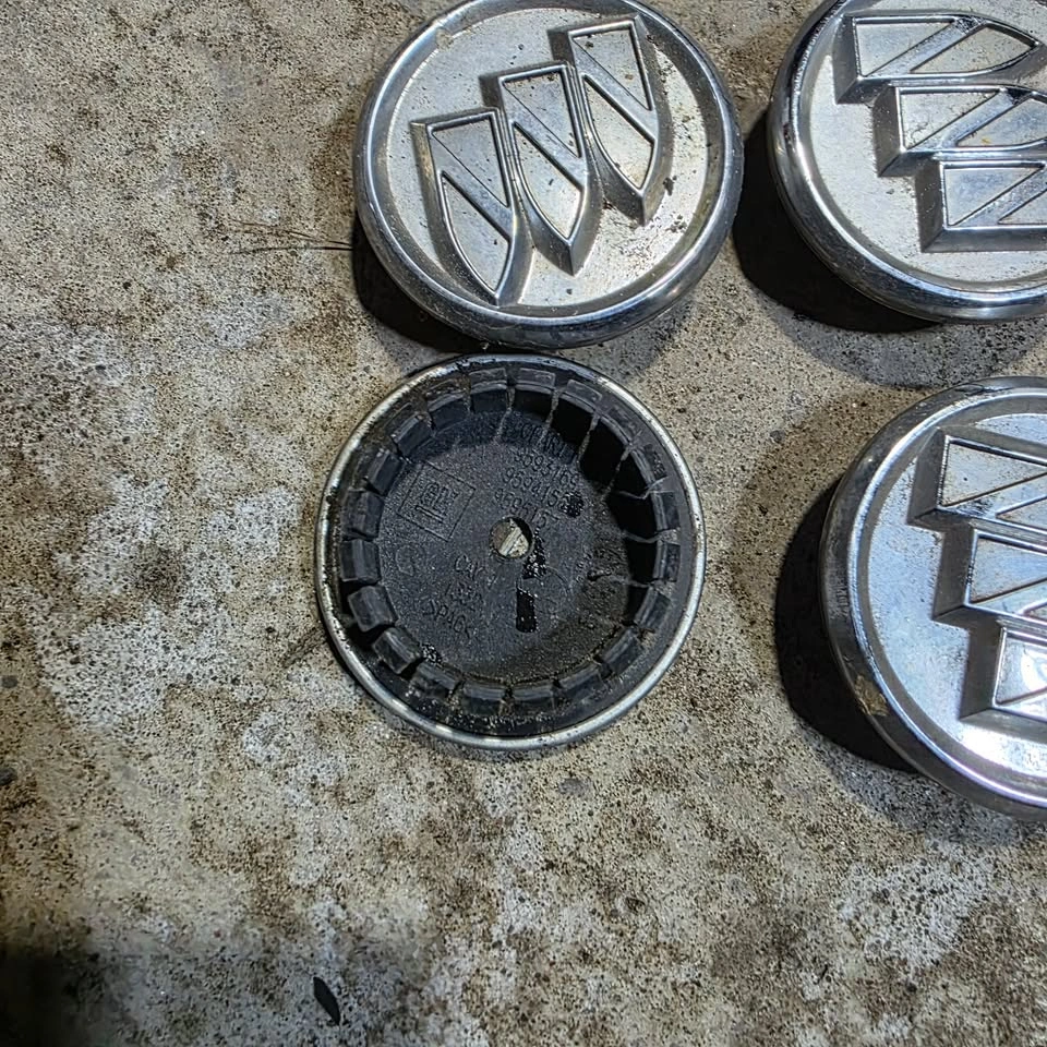 four Buick centre caps - photo 2