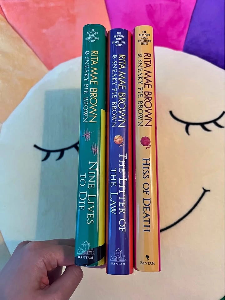 Rita Mae Brown & Sneaky Pie Brown Mrs. Murphy Mystery Set