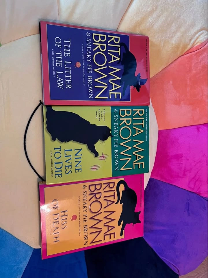 Rita Mae Brown & Sneaky Pie Brown Mrs. Murphy Mystery Set - photo 2