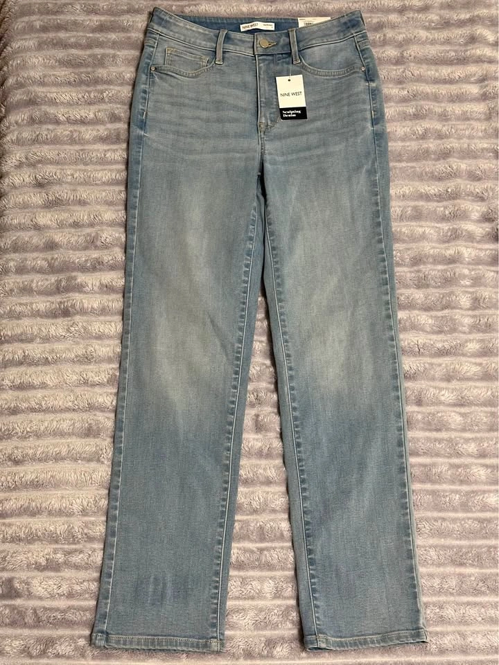 Nine West Slim Straight Jeans — Women’s Size 8 — Light Wash