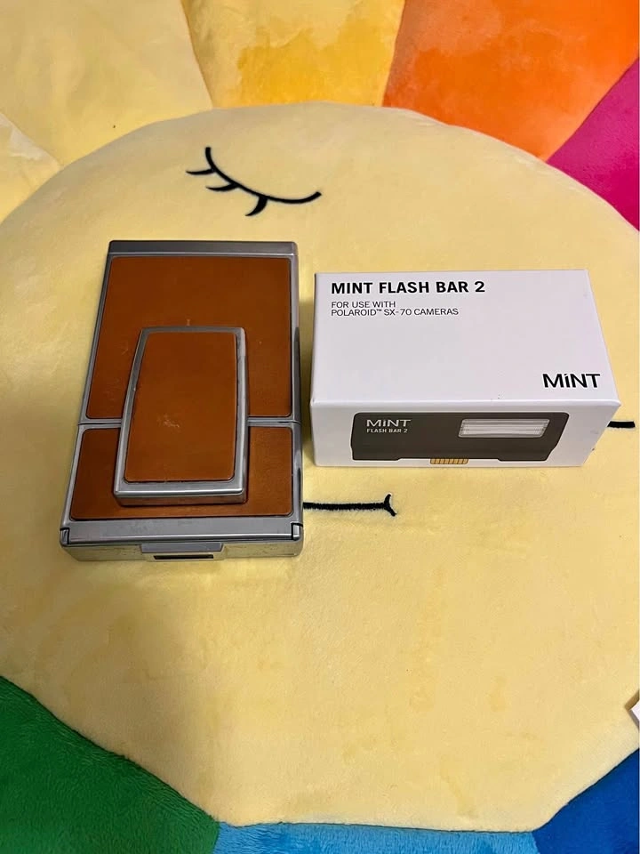 Polaroid sx-70 with flash light