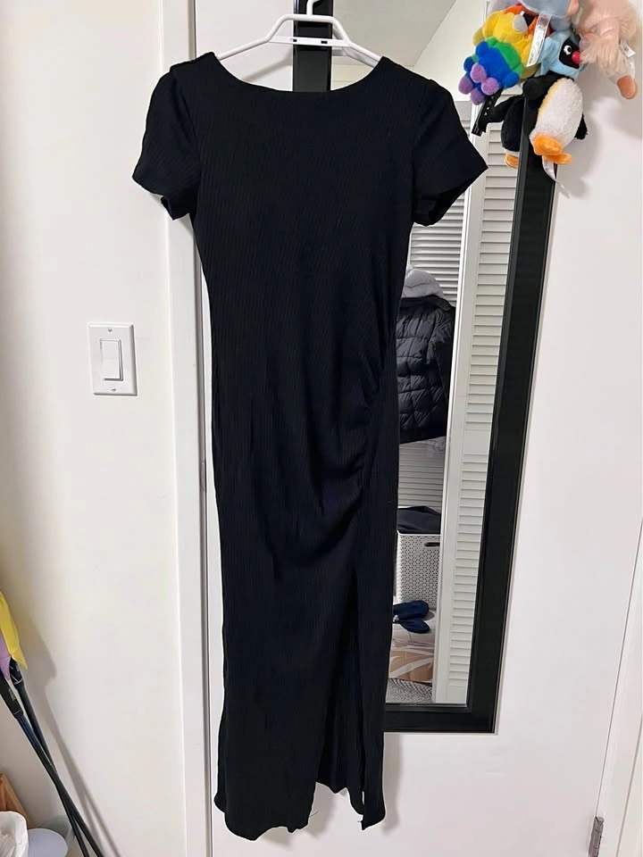 Bodycon dress with a slit