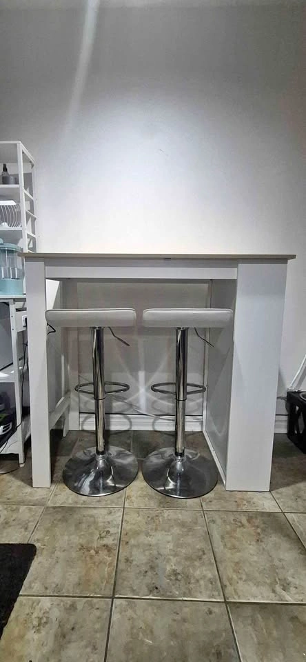 White Bar Table with 2 Adjustable Stools