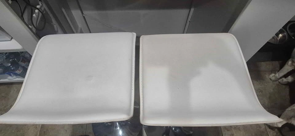 White Bar Table with 2 Adjustable Stools - photo 3