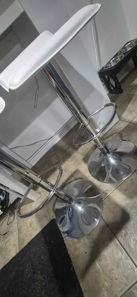 White Bar Table with 2 Adjustable Stools - photo 5