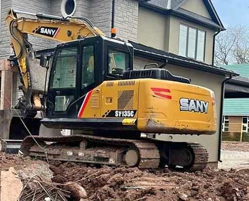 Sany 135 Excavator - 600 Hours, Thumb, Coupler, Dozer Blade