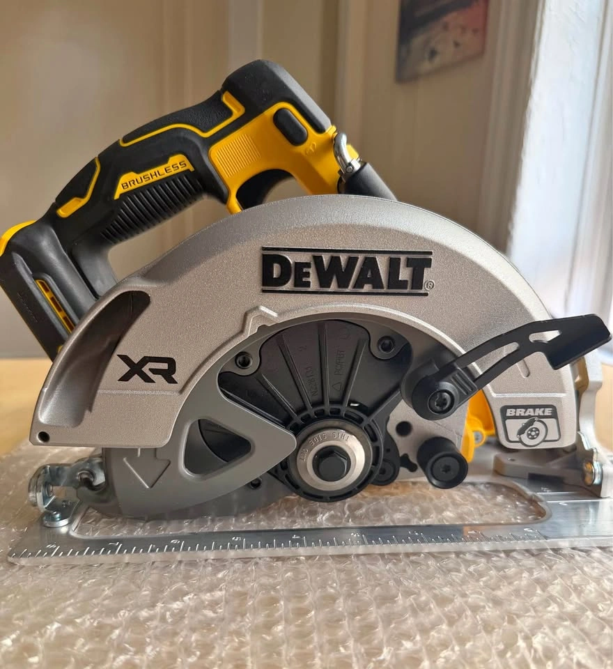 DEWALT DCS590 20V MAX XR Brushless 7-1/4” Circular Saw