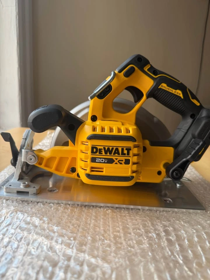 DEWALT DCS590 20V MAX XR Brushless 7-1/4” Circular Saw - photo 2