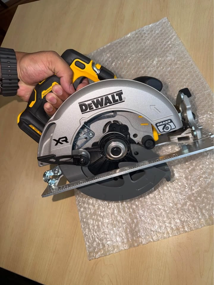DEWALT DCS590 20V MAX XR Brushless 7-1/4” Circular Saw - photo 3