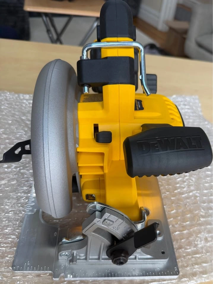 DEWALT DCS590 20V MAX XR Brushless 7-1/4” Circular Saw - photo 4