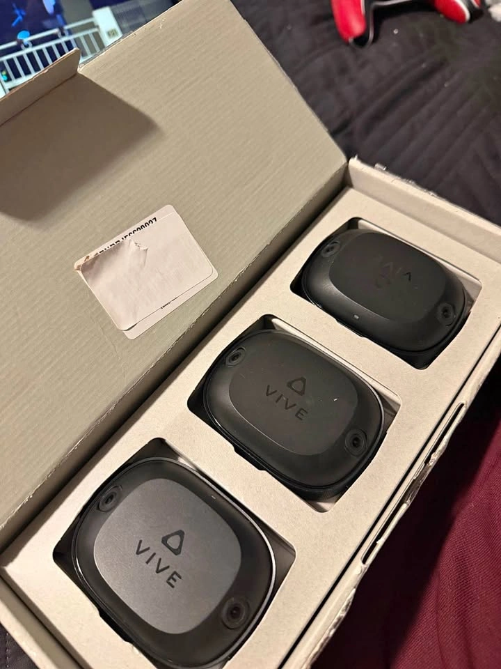 HTC Vive Ultimate Tracker