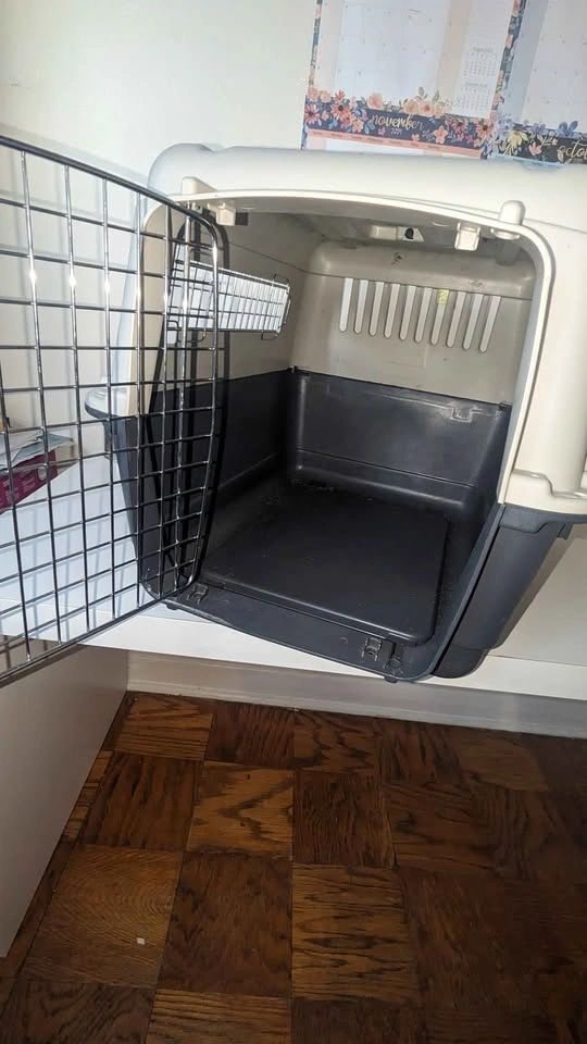 Hard-Sided Dog Crate / Travel Kennel – Medium-Large - photo 2