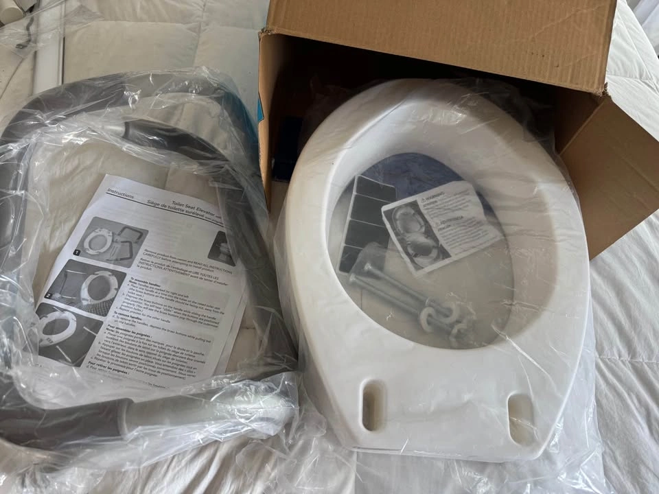 Brand New 3.5” Toilet Seat Riser with Handles - Elongated - photo 5