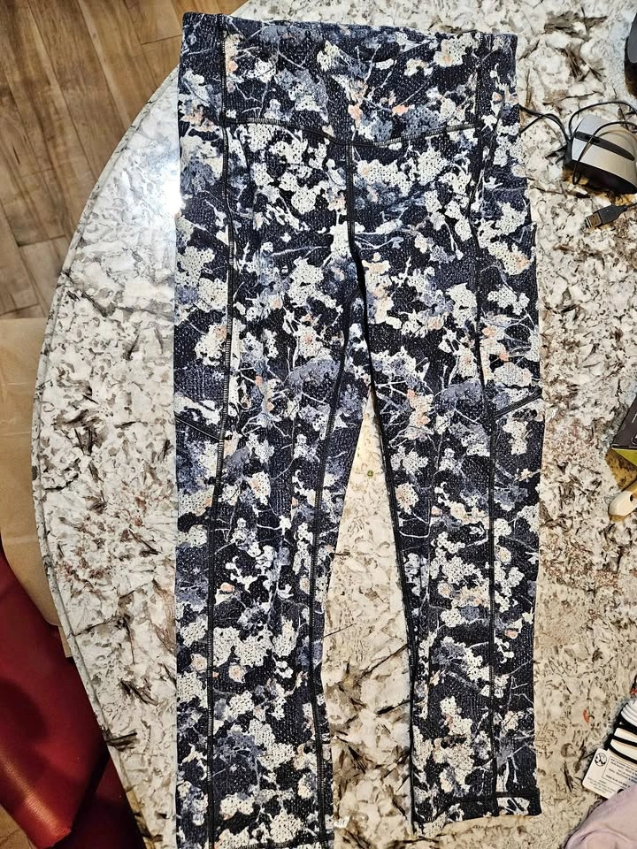 Lululemon leggings with side pockets. Size 6