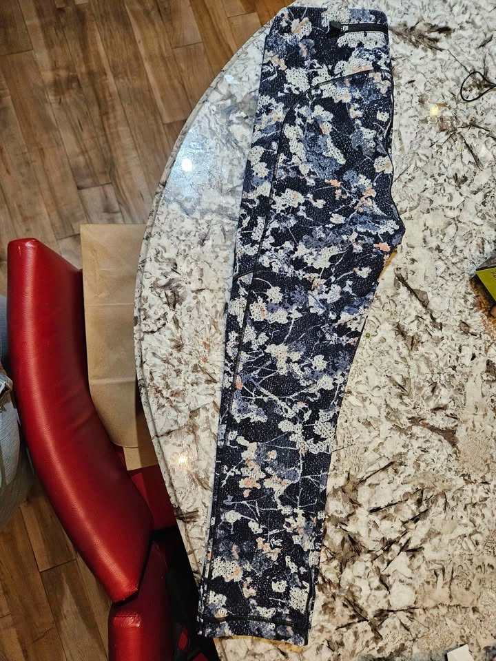 Lululemon leggings with side pockets. Size 6 - photo 2