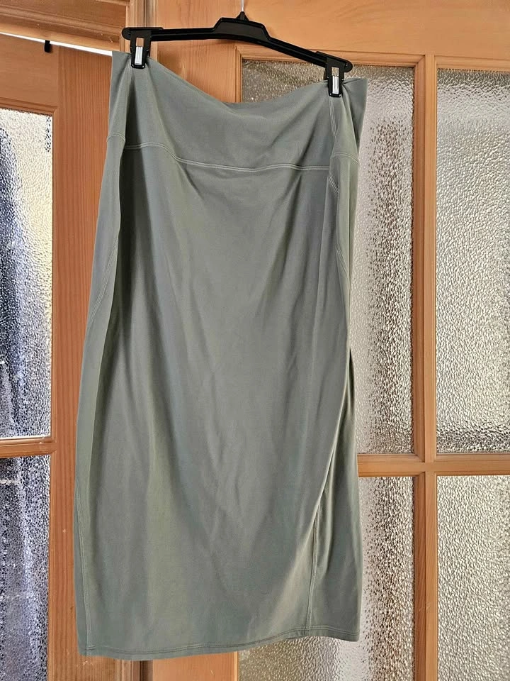 Lululemon skirt size 10