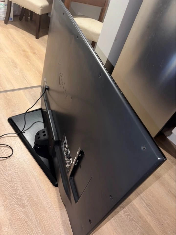 55 inch LG TV - photo 3