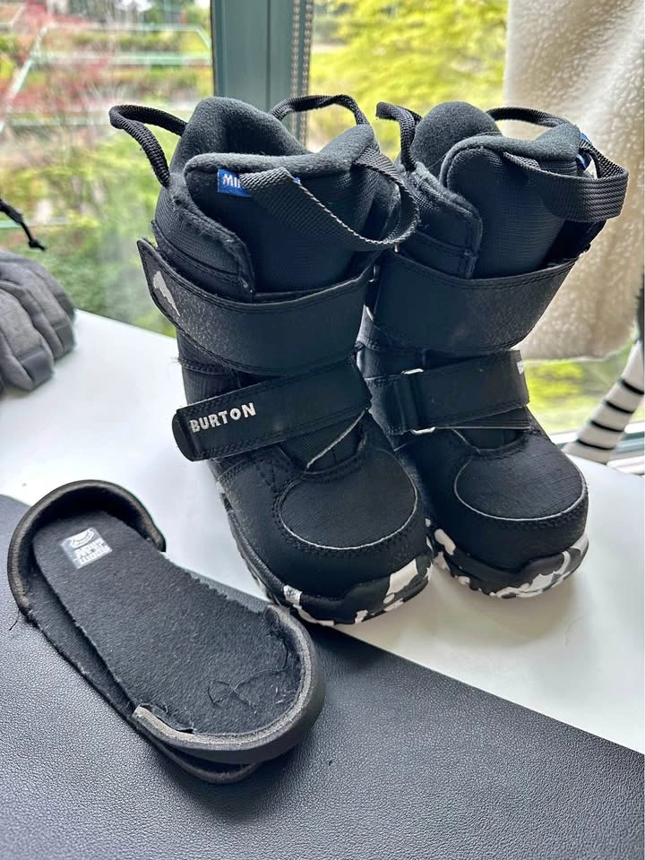 Kid’s Burton Mini Grom Snowboard Boots 9C