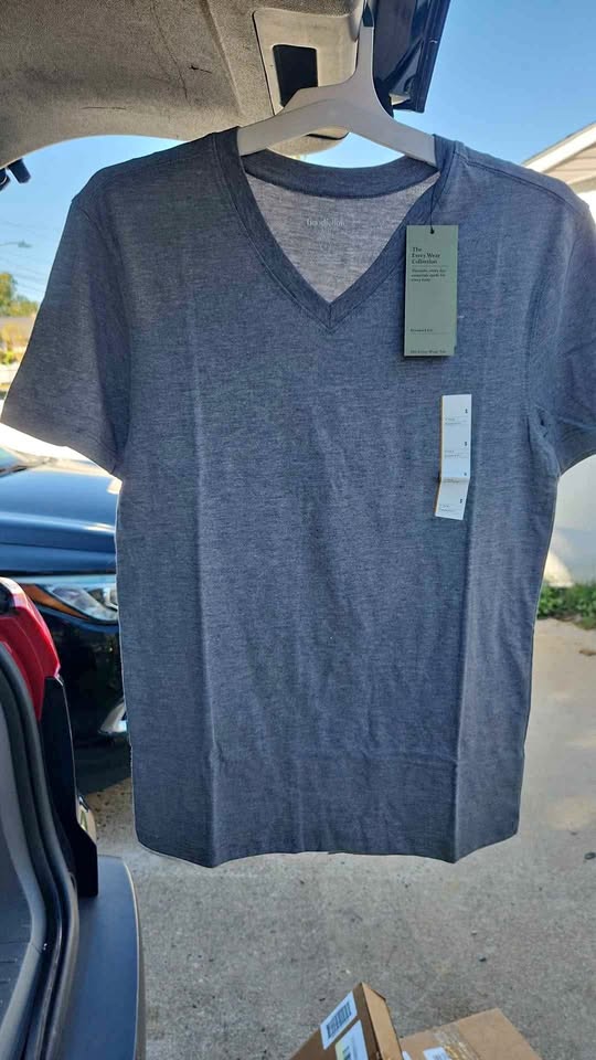 12 Pack size Small Gray V Neck GOODFELLOW
