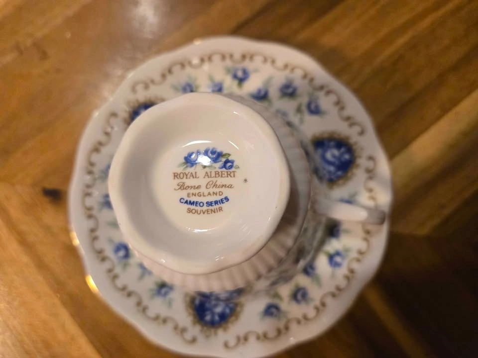Royal Albert Bone China Cameo Series Teacup and Saucer - photo 2
