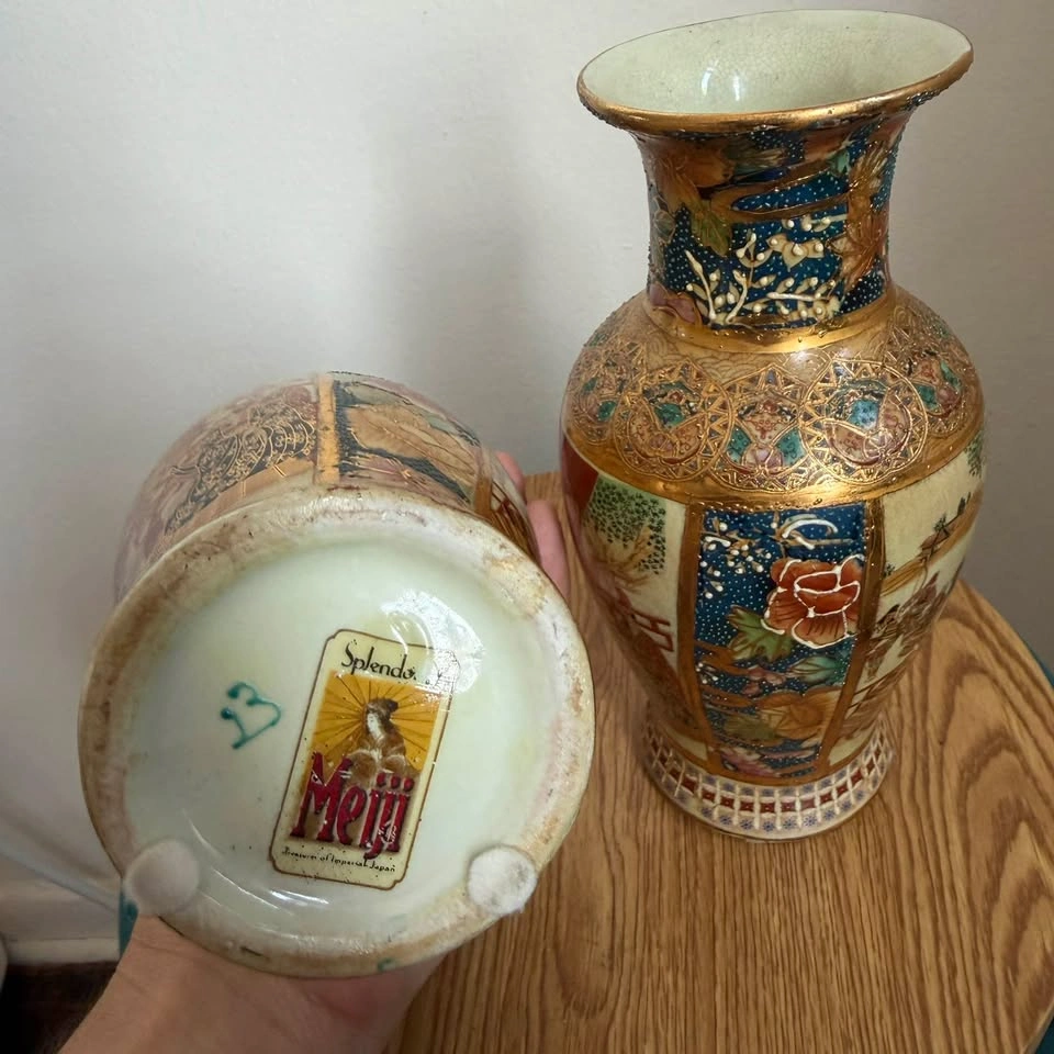 Pair of Vintage Japanese Satsuma Pottery Vases - photo 3