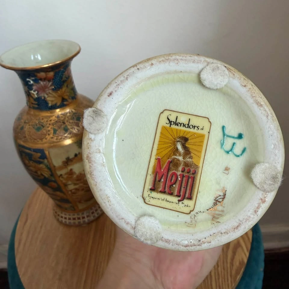 Pair of Vintage Japanese Satsuma Pottery Vases - photo 4