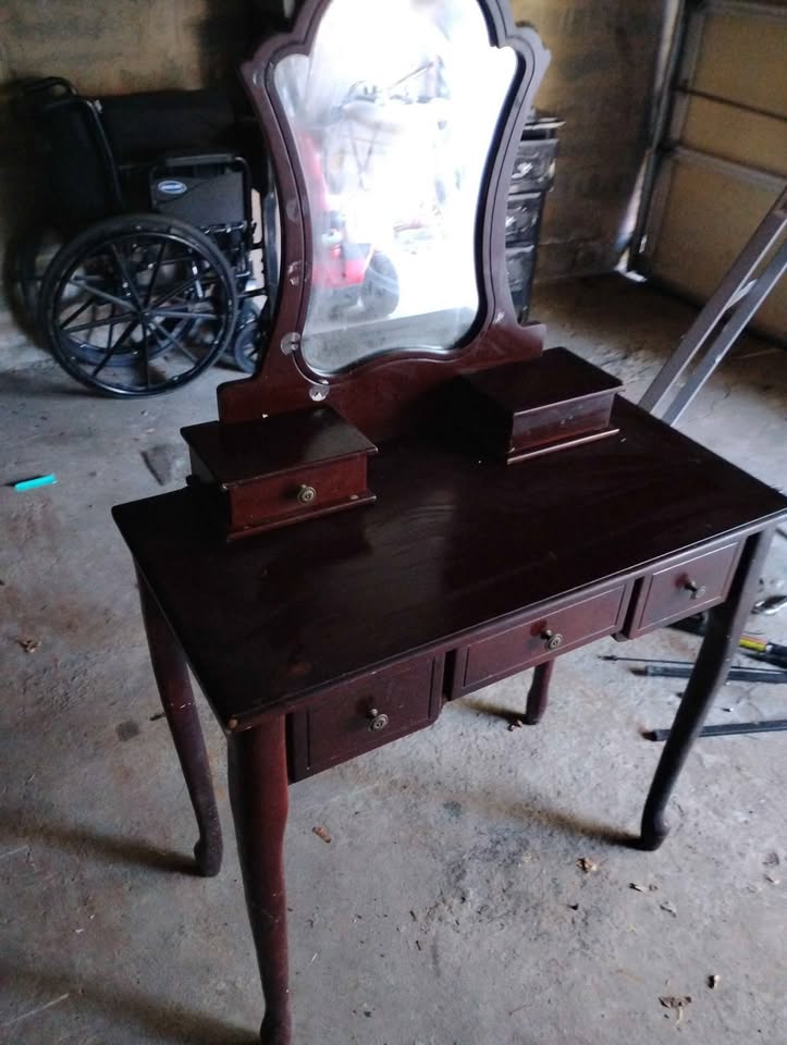Wooden vanity with mirror - photo 3