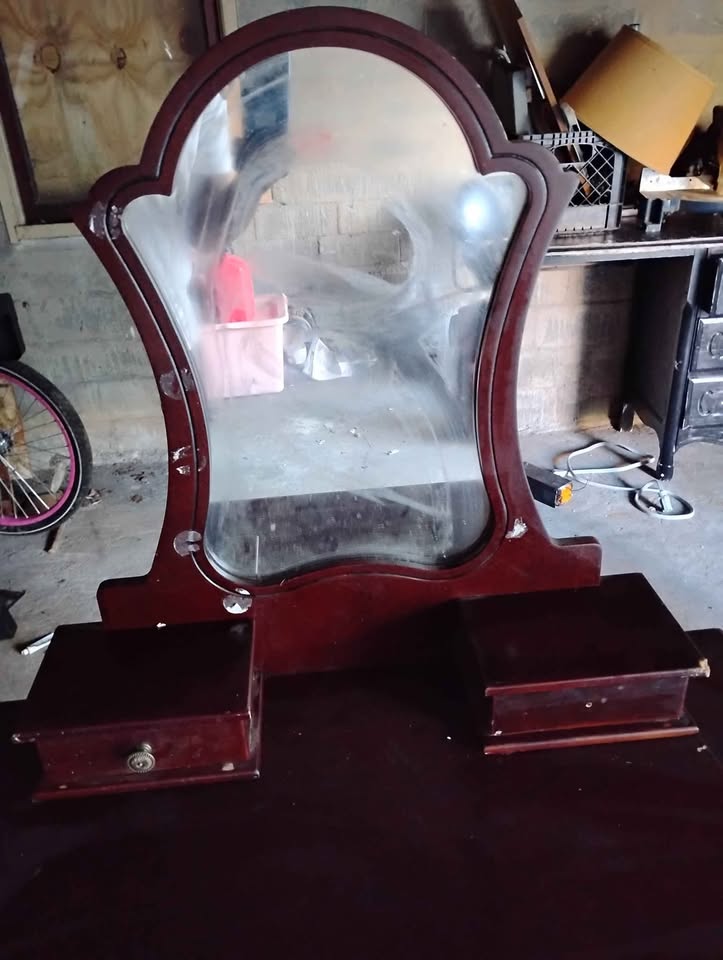 Wooden vanity with mirror - photo 4