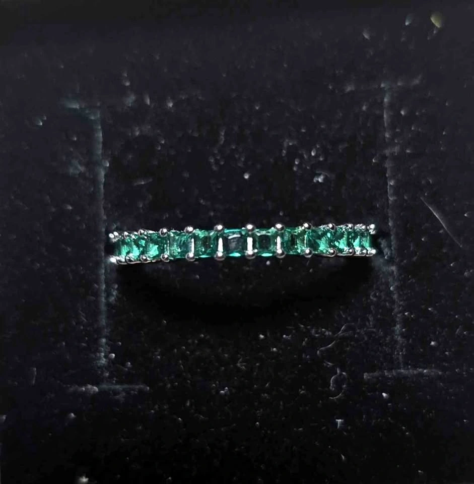 0.95 Carat Emerald Green Moissanite Gemstone