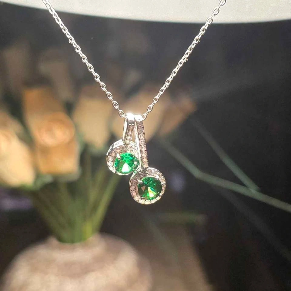 EXQUISITE 2 Carat Emerald Gemstone Moissanite Necklace - photo 2