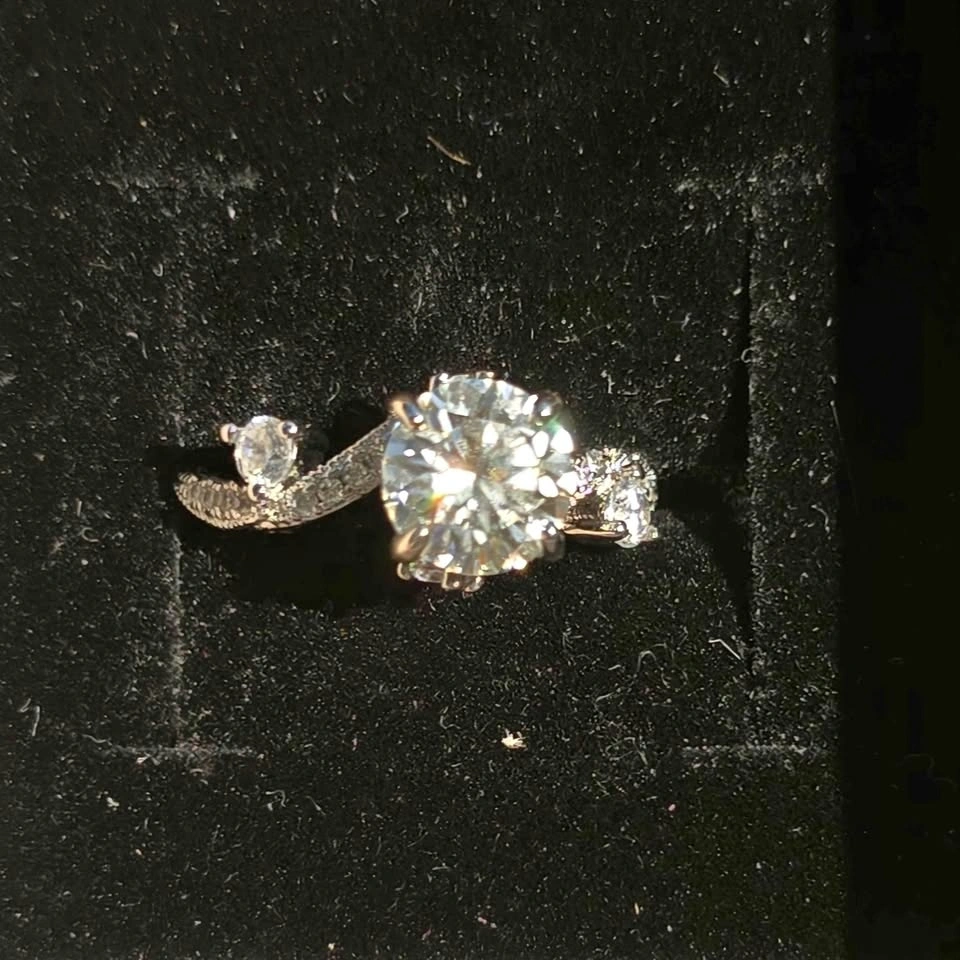 BEAUTIFUL 2 carat Moissanite Diamond Ring Size 8