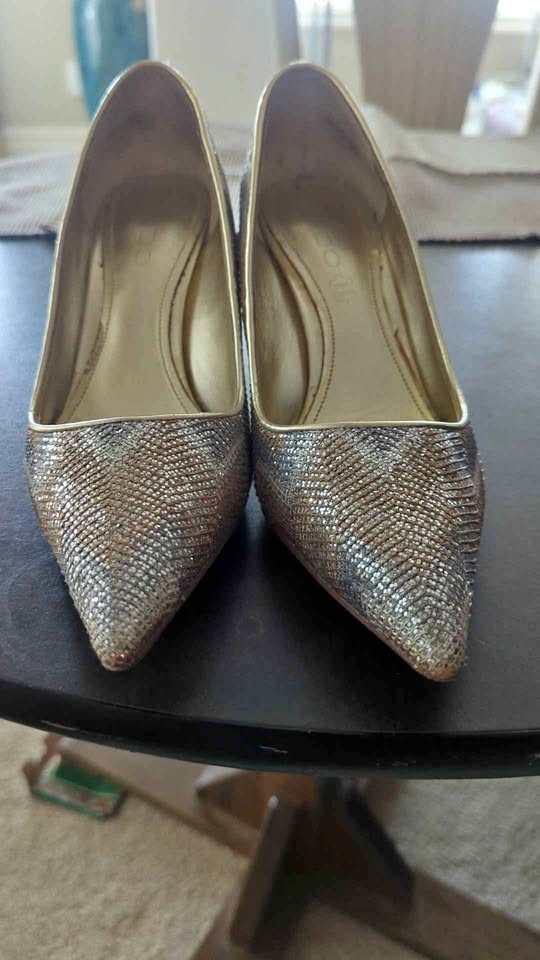 Ladies Size 7 evening metallic heels Aldo