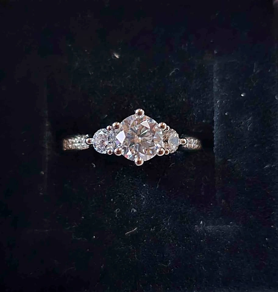 EXQUISITE 1 Carat Moissanite Diamond Ring Size 9