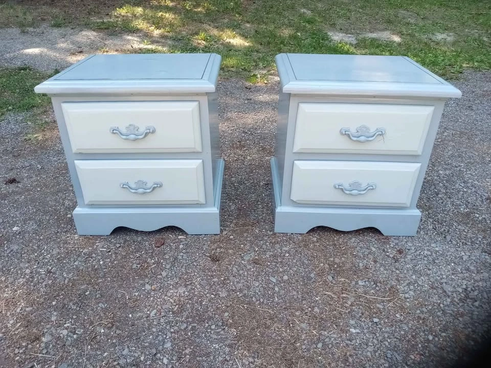 Nice antiqued set of vintage nightstands - photo 3