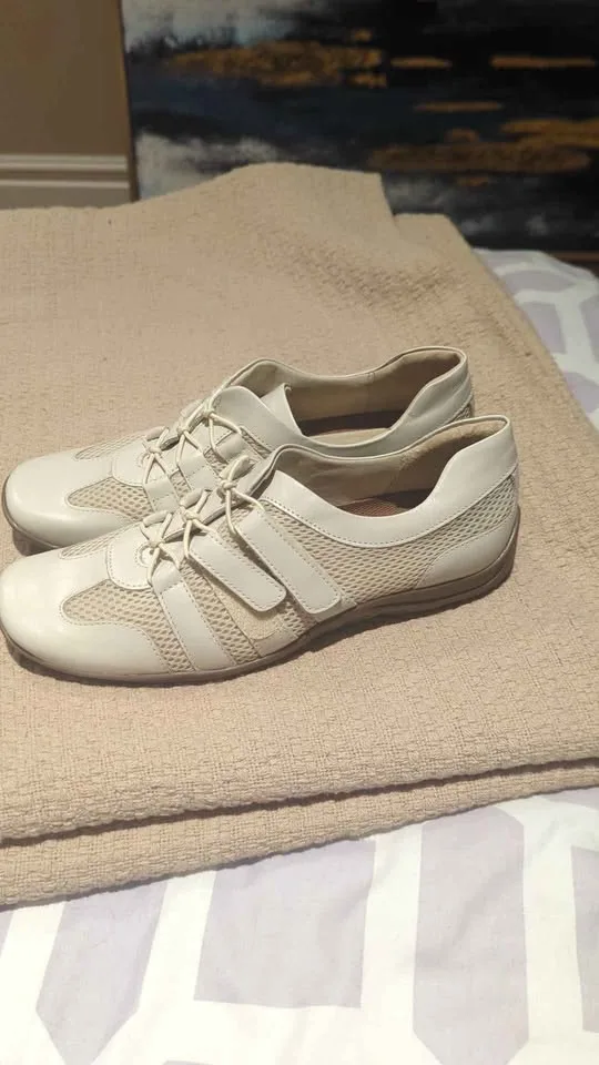 Size 7 ladies walking cradle shoes brand image indicator(3)